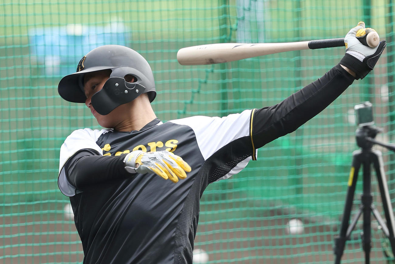 阪神対中日　魚雷バットで素振りする阪神森下（撮影・前田充）
