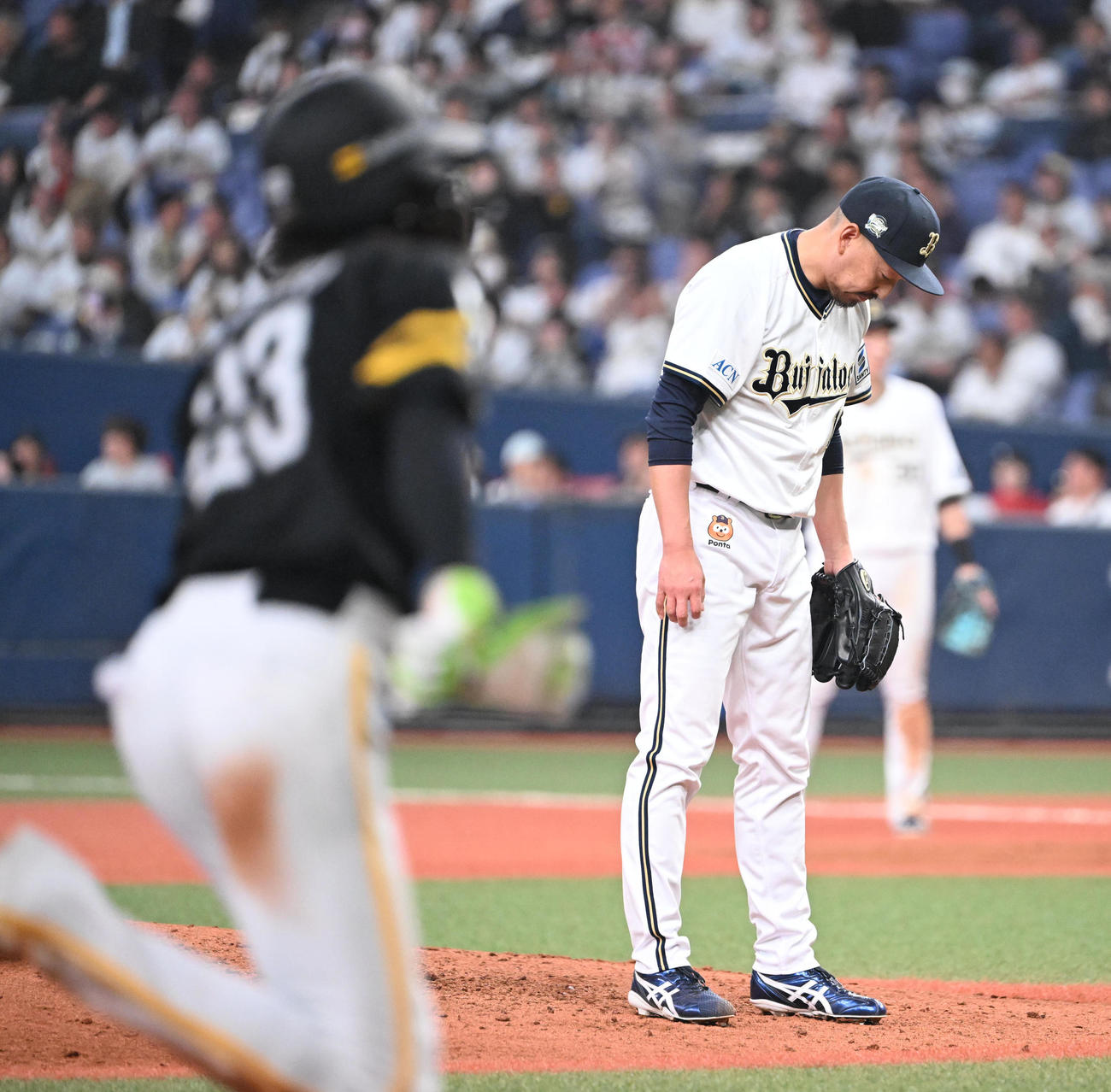 オリックス対ソフトバンク　9回表ソフトバンク1死一、二塁、山川に逆転3点本塁打を浴びうつむく平野（2025年4月9日撮影）