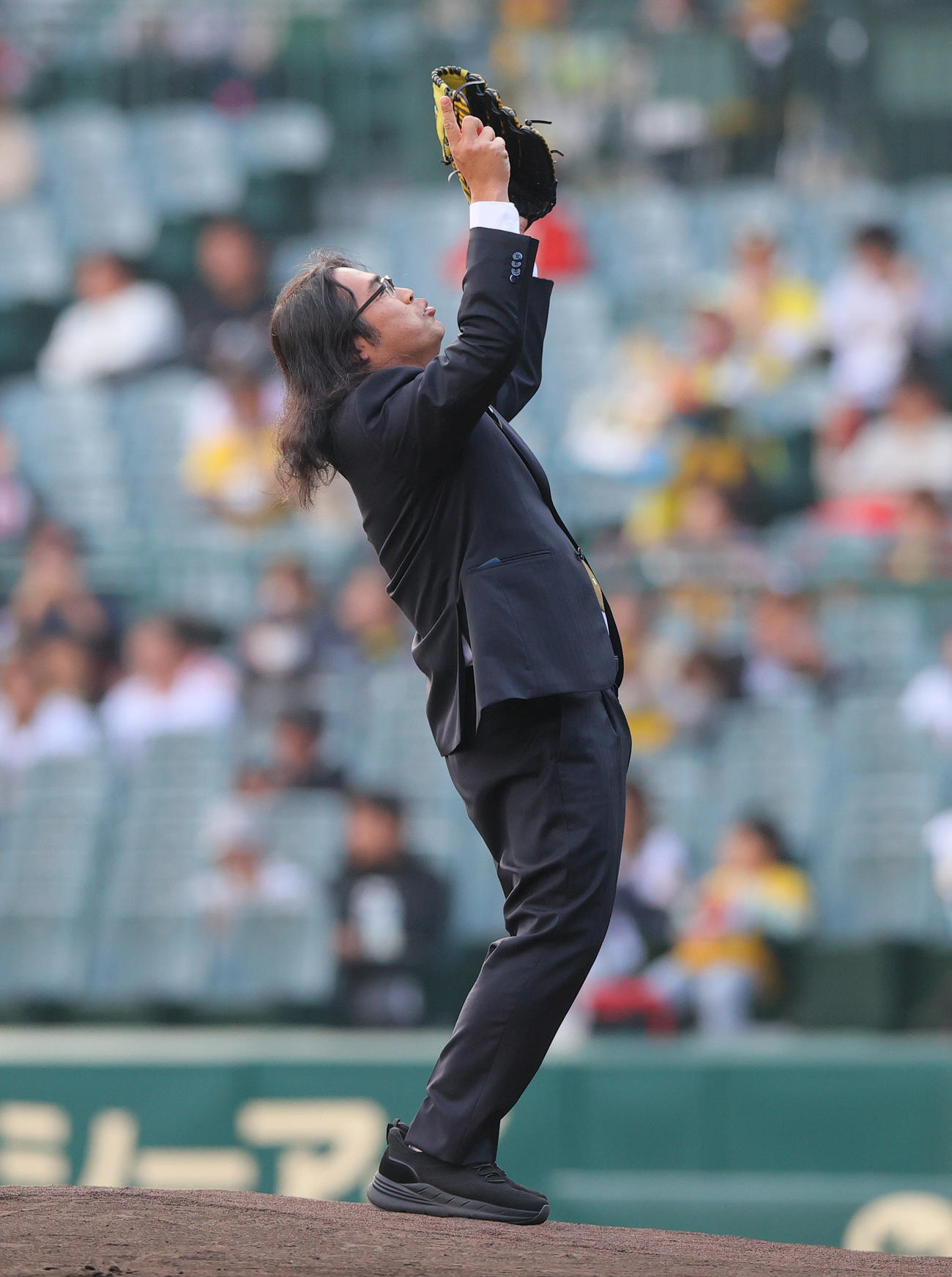 阪神対中日　ファーストピッチで投球しマウンドでポーズするロッチ中岡（撮影・上山淳一）