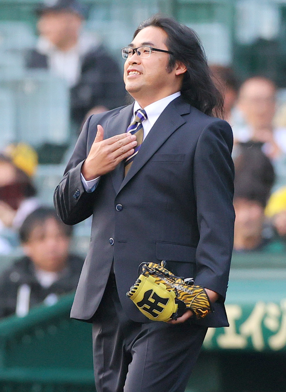 阪神対中日　ファーストピッチに臨むロッチ中岡（撮影・上山淳一）