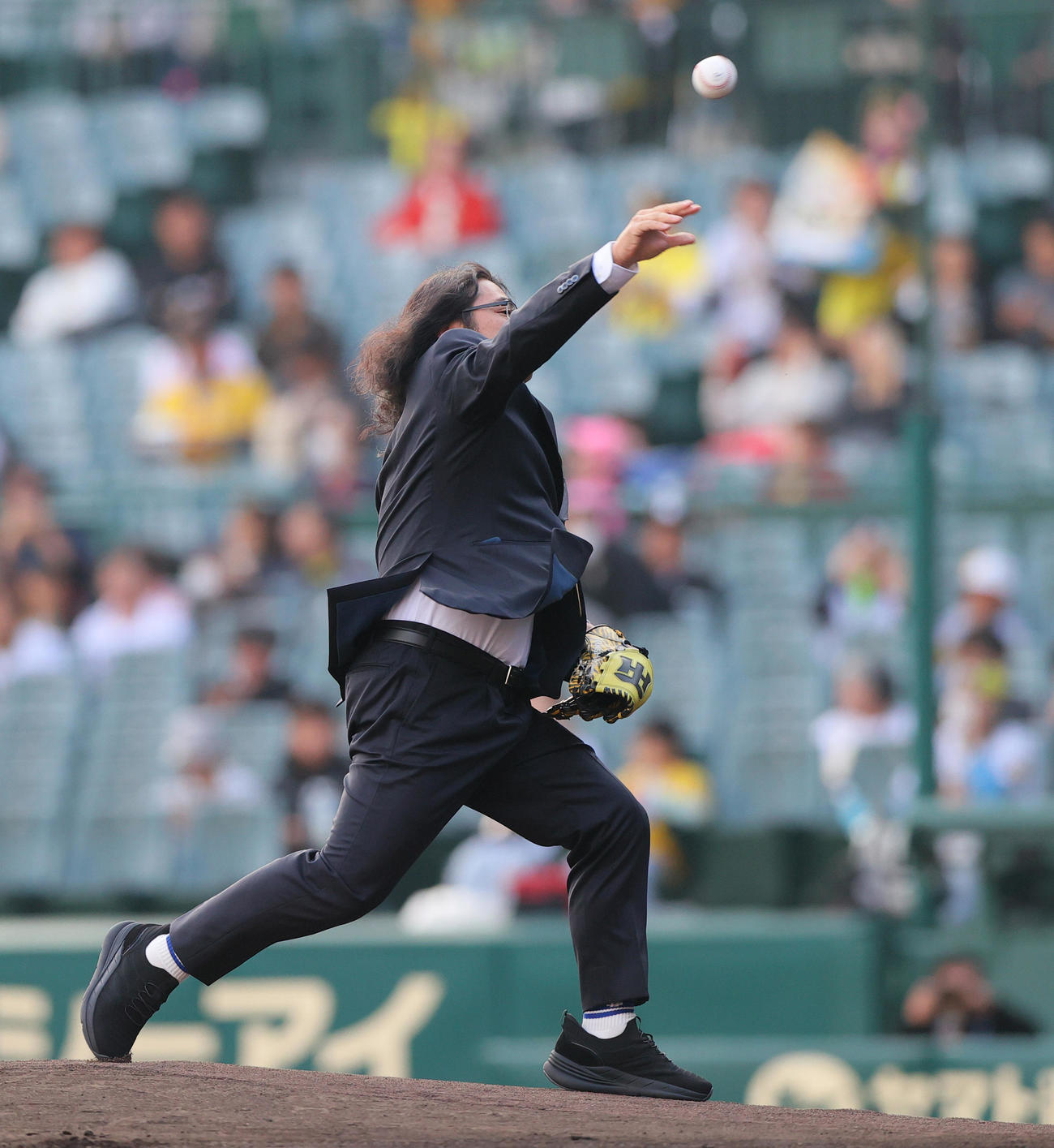 阪神対中日　ファーストピッチで投球するロッチ中岡（撮影・上山淳一）