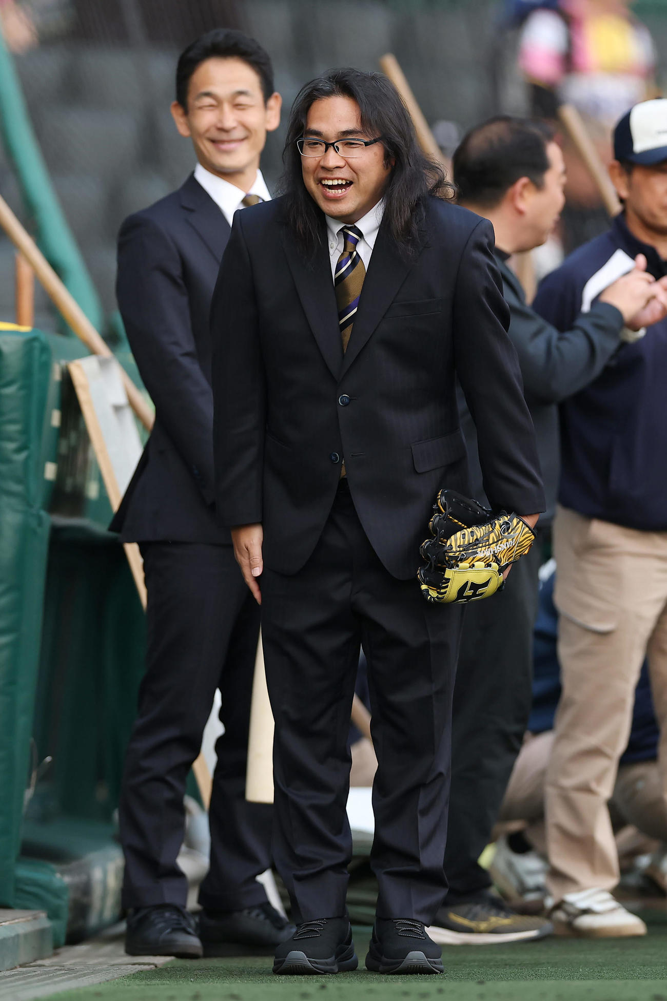 阪神対中日　ファーストピッチセレモニーに登場した、お笑いコンビロッチの中岡（撮影・前田充）