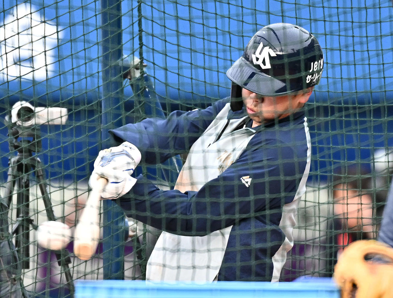 DeNA対ヤクルト　試合前練習で魚雷バットを使って打撃練習するヤクルト丸山和（撮影・滝沢徹郎）