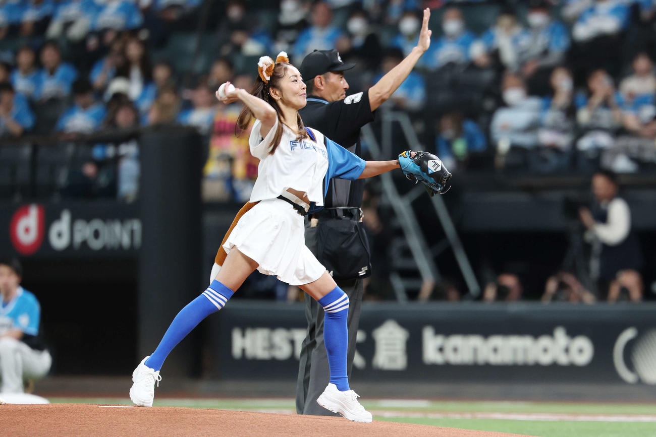 日本ハム対西武　始球式を務める熊切あさ美（撮影・宮地輝）