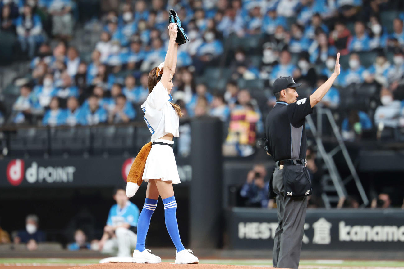 日本ハム対西武　始球式を務める熊切あさ美（撮影・宮地輝）