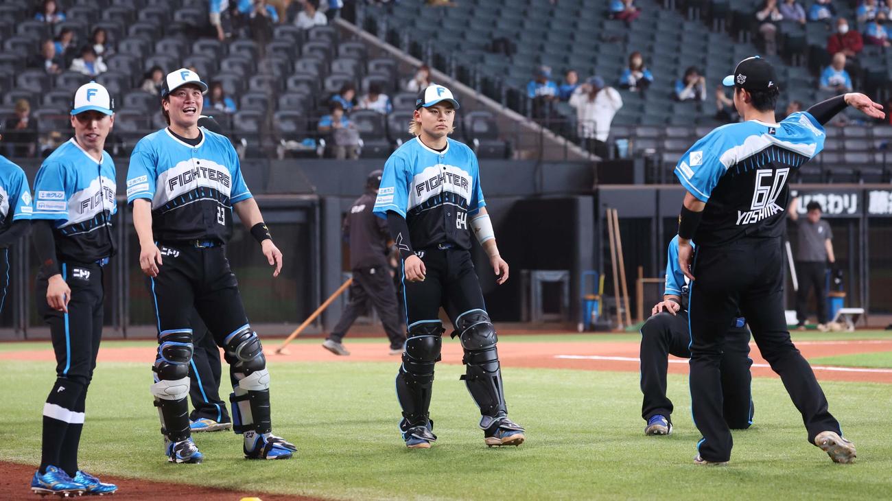 日本ハム対西武　期間限定ユニホームを着て登場の日本ハムナイン（撮影・黒川智章）