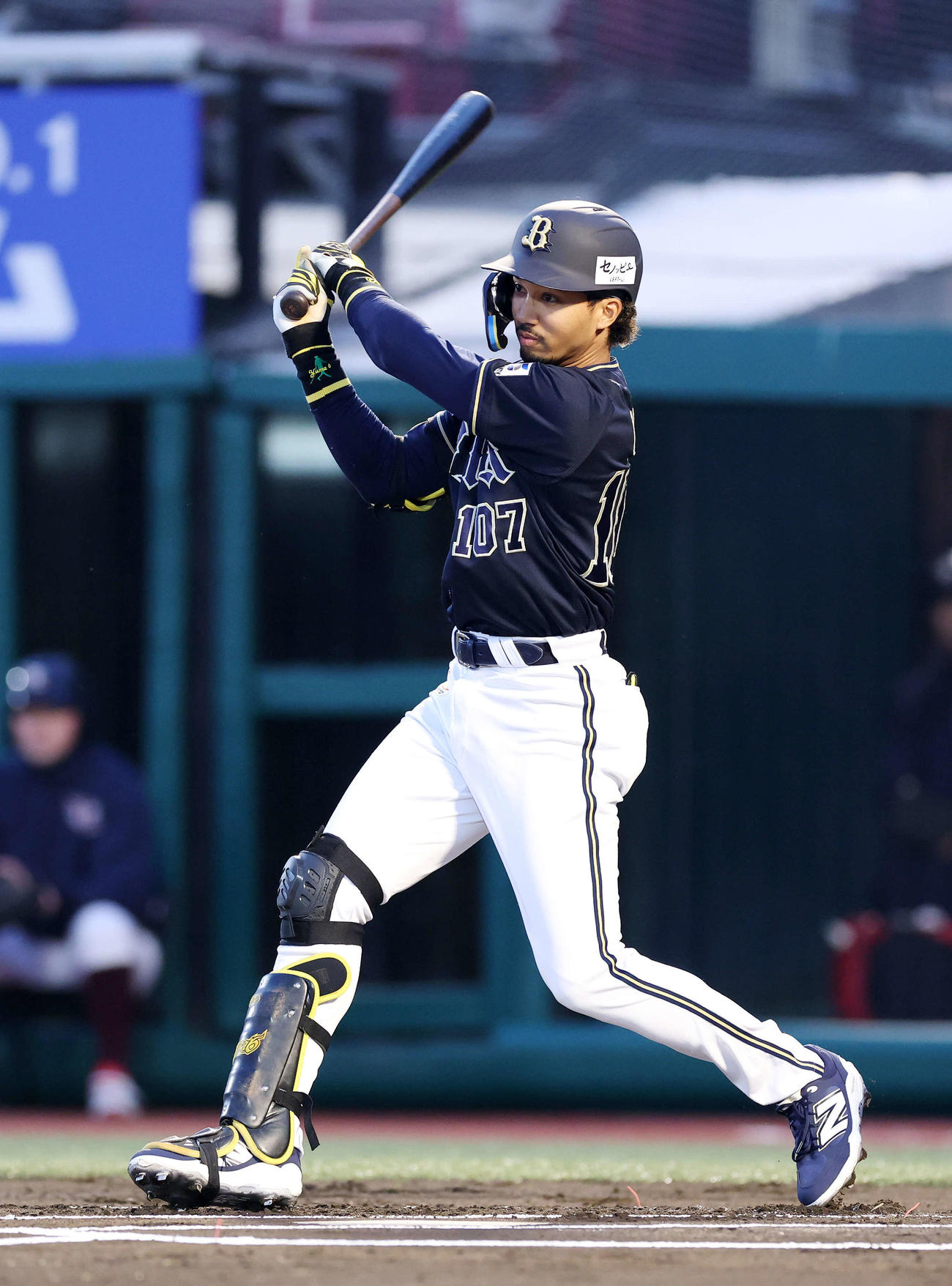 楽天対オリックス　1回表オリックス無死、宗は左前打を放つ（撮影・鈴木正人）　