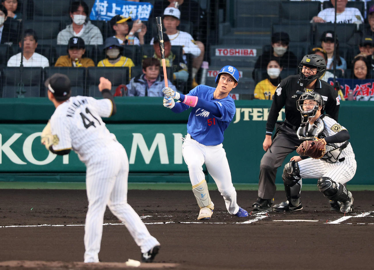 阪神対ヤ中日　1回表中日1死一塁、上林は右越え2点本塁打を放つ。投手村上（撮影・加藤哉）
