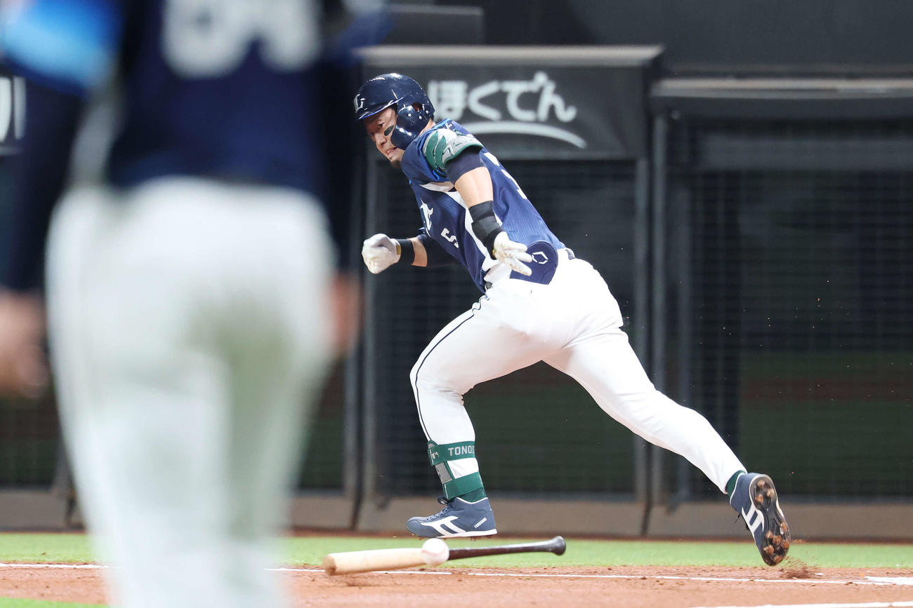 日本ハム対西武　2回表西武1死一塁、セーフティーバントを試みるも放ったバットに打球が当たりファウルとなる外崎（撮影・宮地輝）
