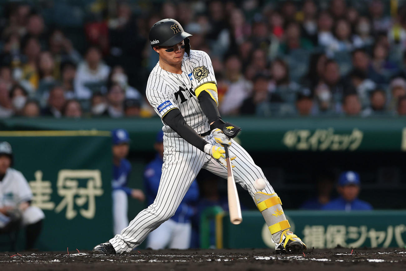 阪神対中日　1回裏阪神1死二、三塁、二塁後方へ同点2点適時打を放つ森下（撮影・前田充）
