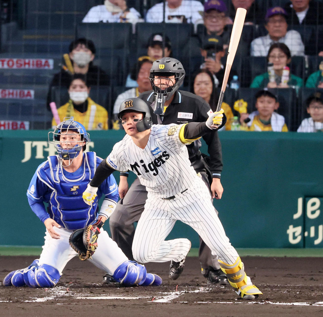阪神対ヤ中日　1回裏阪神1死二、三塁、森下は二塁へ2点適時内野安打を放つ（撮影・加藤哉）