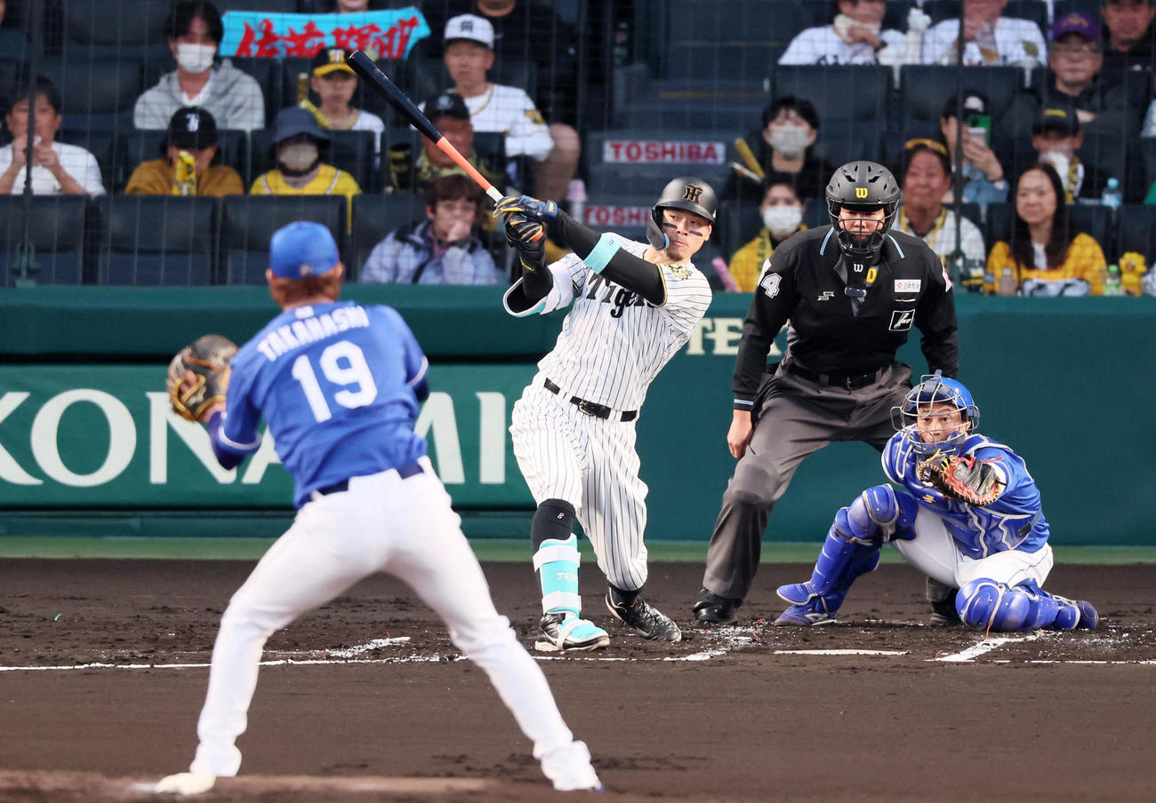 阪神対ヤ中日　1回裏阪神1死一塁、佐藤輝は右越え二塁打を放つ、投手高橋宏（撮影・加藤哉）