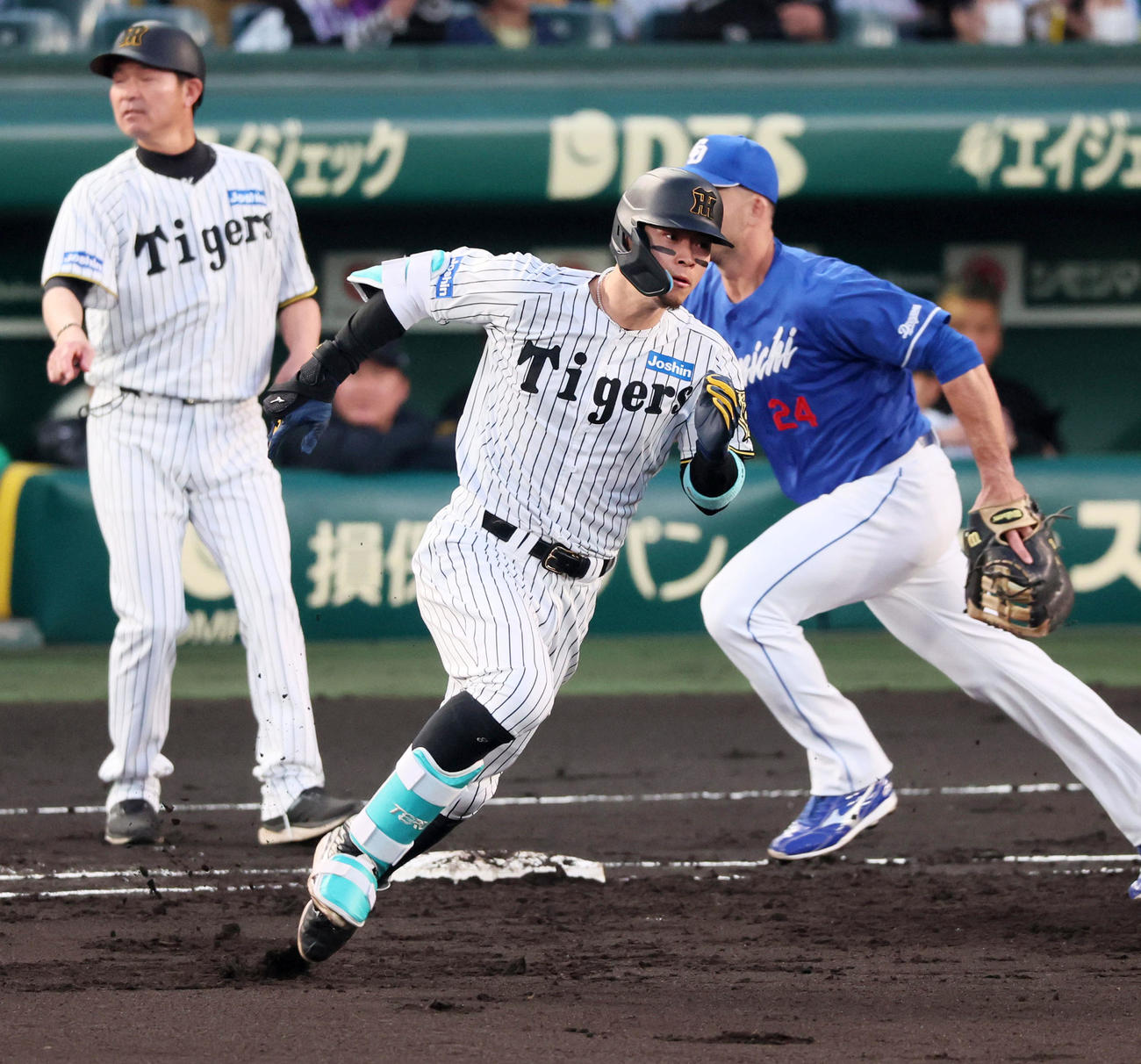 阪神対ヤ中日　1回裏阪神1死一塁、佐藤輝は右越え二塁打を放つ、投手高橋宏（撮影・加藤哉）