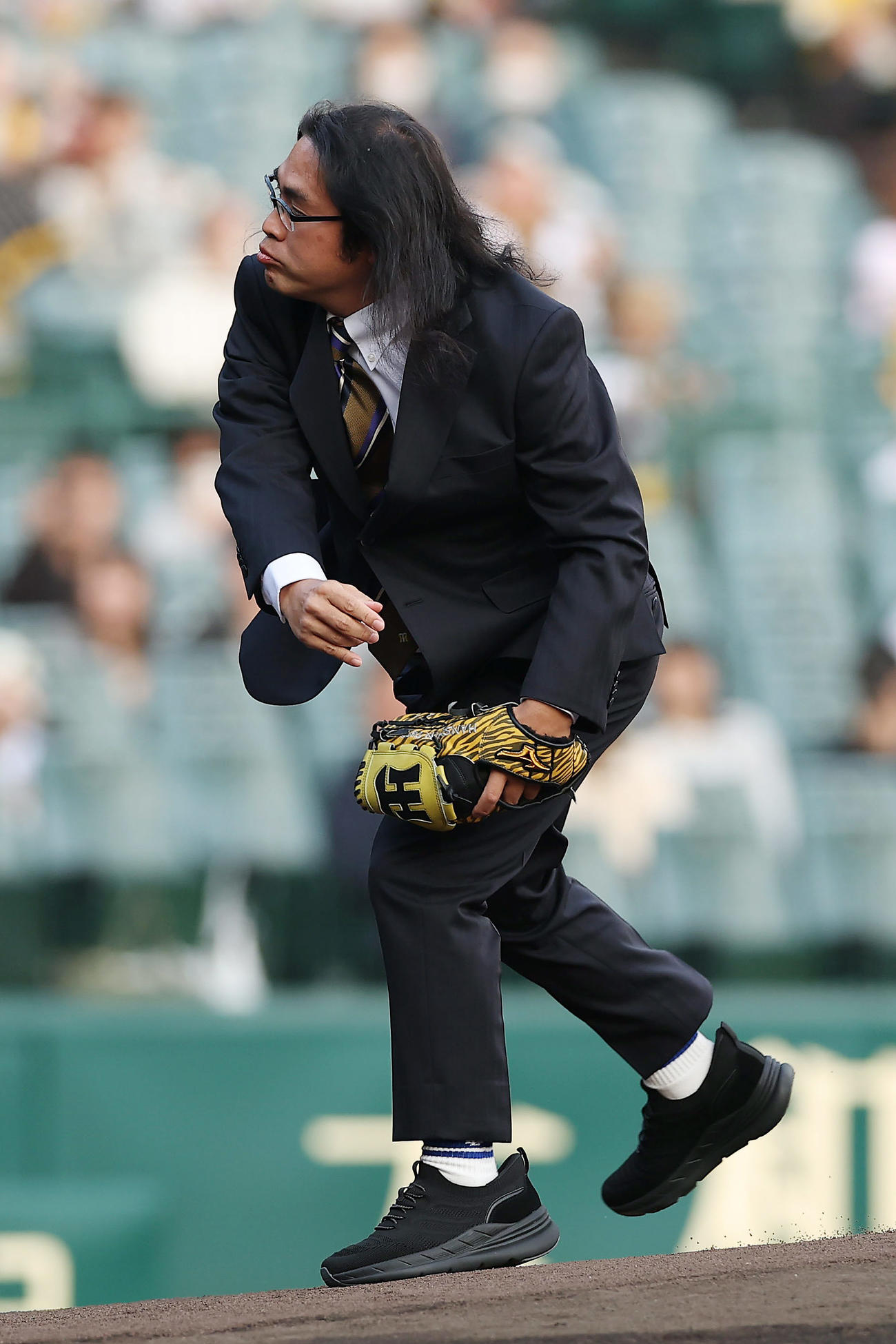 阪神対中日　ファーストピッチセレモニーで投球するお笑いコンビロッチの中岡（撮影・前田充）