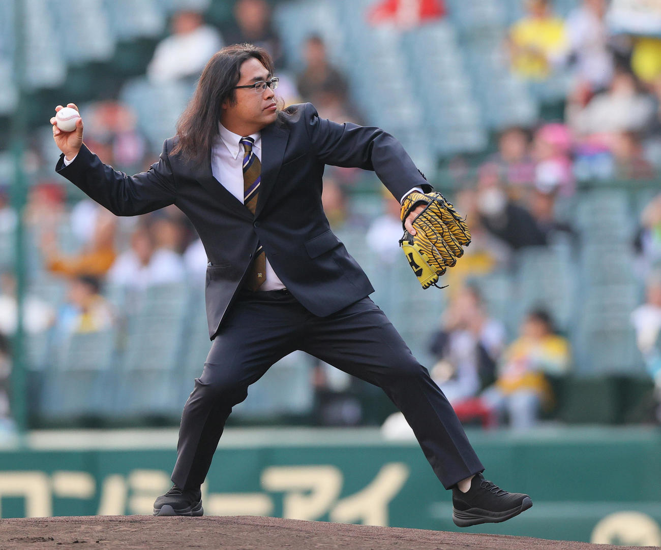 阪神対中日　ファーストピッチで投球するロッチ中岡（撮影・上山淳一）