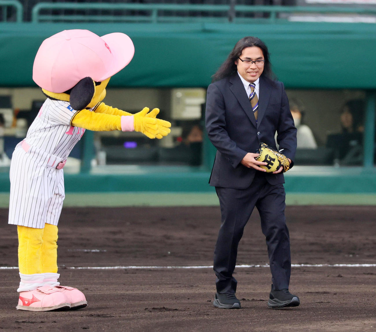 阪神対ヤ中日　ロッチ中岡がファーストピッチセレモニーに登場（撮影・加藤哉）