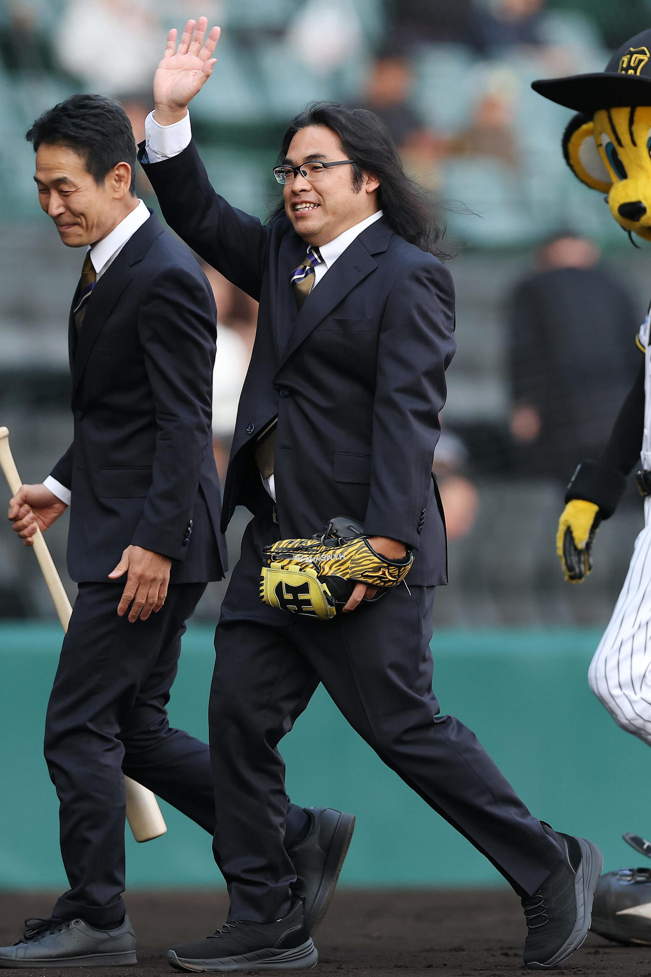 阪神対中日　ファーストピッチセレモニーに登場した、お笑いコンビロッチの中岡（撮影・前田充）