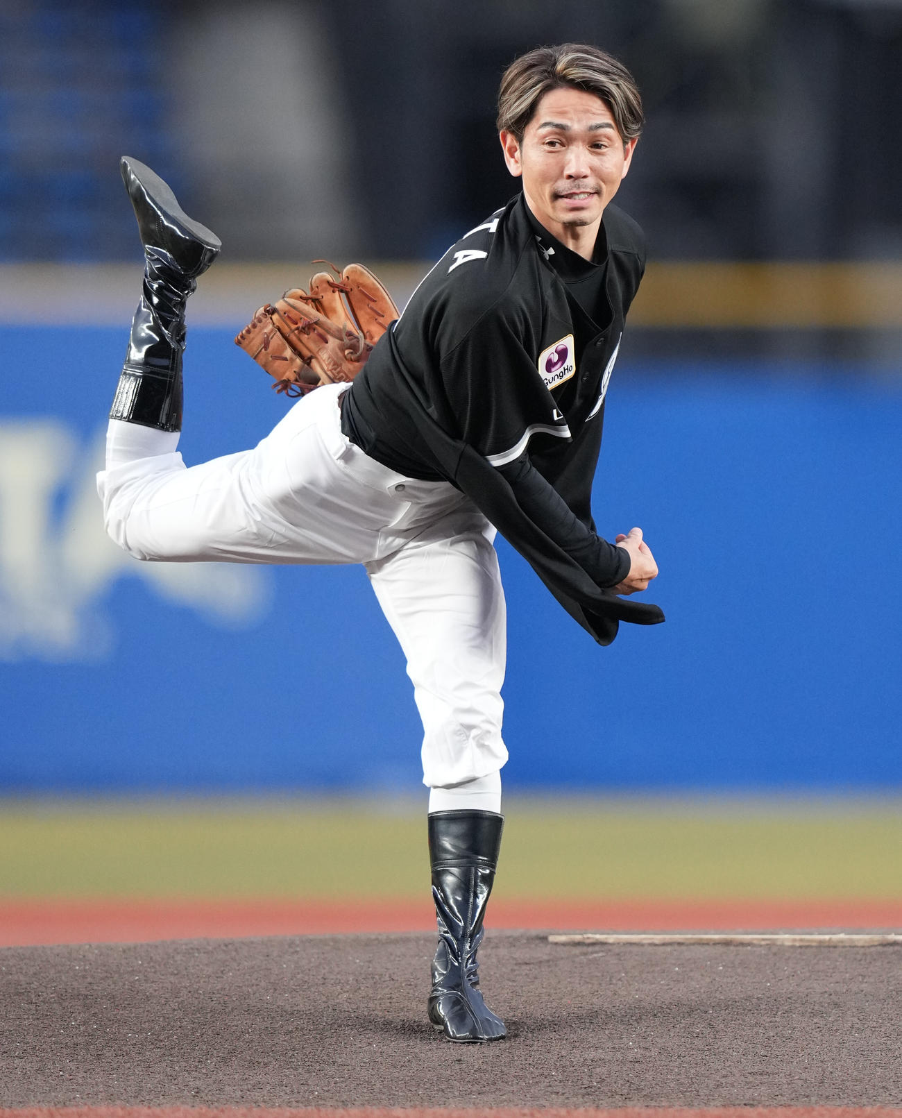 ロッテ対ソフトバンク　ファーストピッチセレモニーで投球するJRA騎手の戸崎（撮影・鈴木みどり）