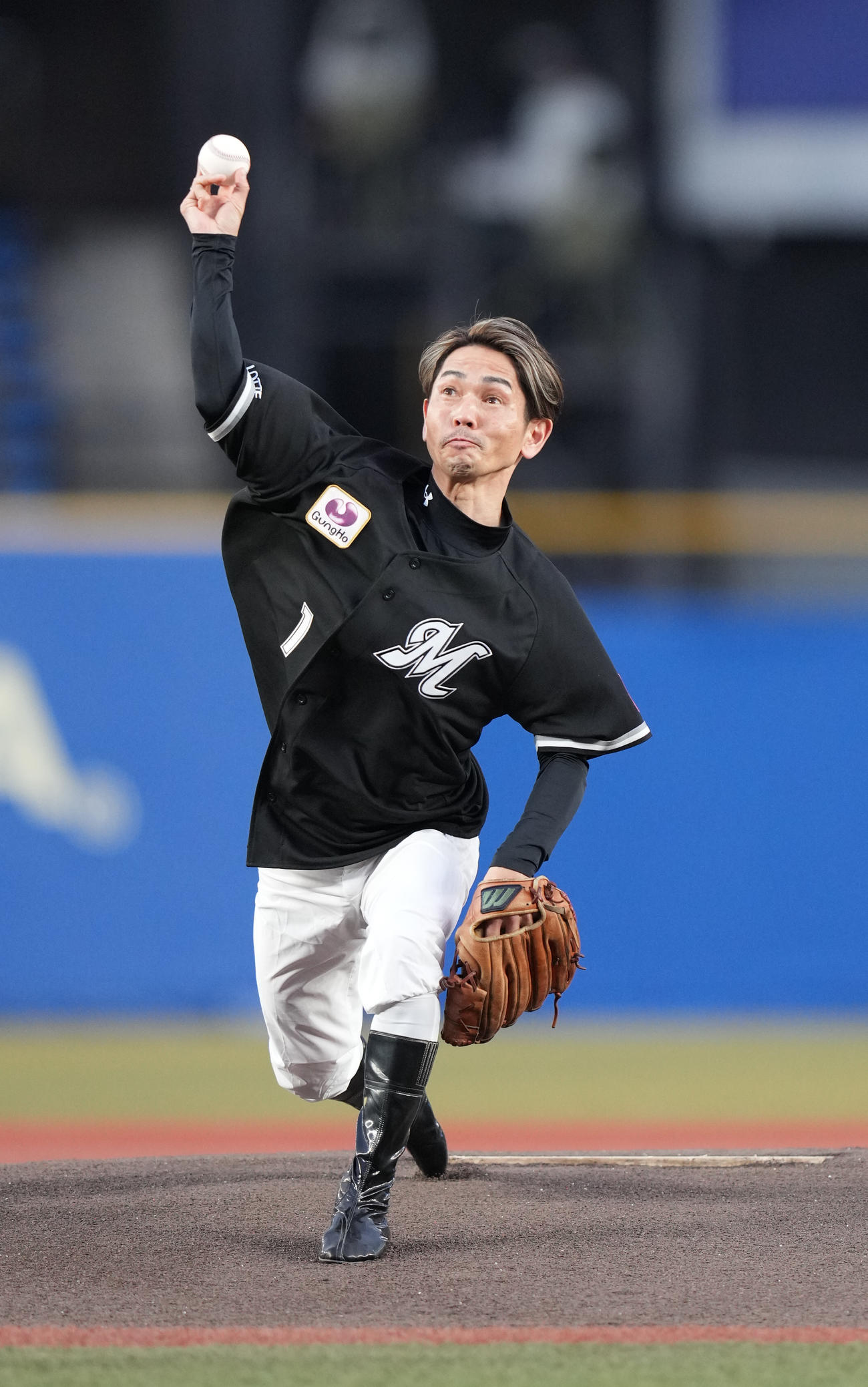 ロッテ対ソフトバンク　ファーストピッチセレモニーで投球するJRA騎手の戸崎（撮影・鈴木みどり）