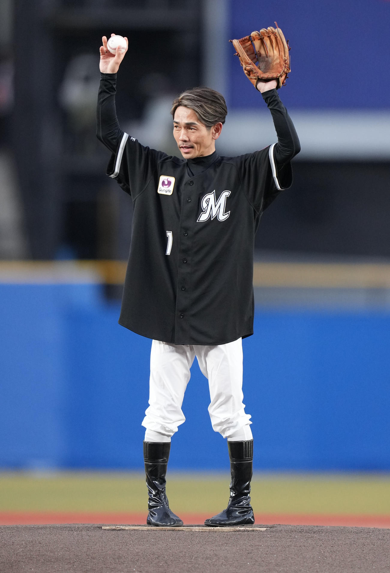 ロッテ対ソフトバンク　ファーストピッチセレモニーに登場したJRA騎手の戸崎（撮影・鈴木みどり）