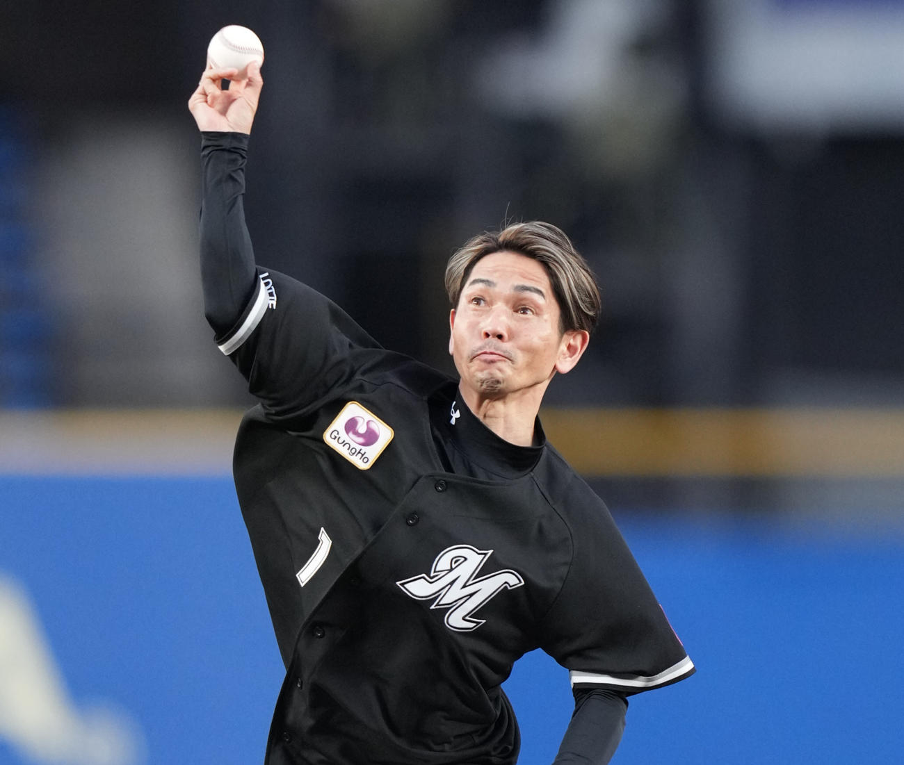 ロッテ対ソフトバンク　ファーストピッチセレモニーで投球するJRA騎手の戸崎（撮影・鈴木みどり）