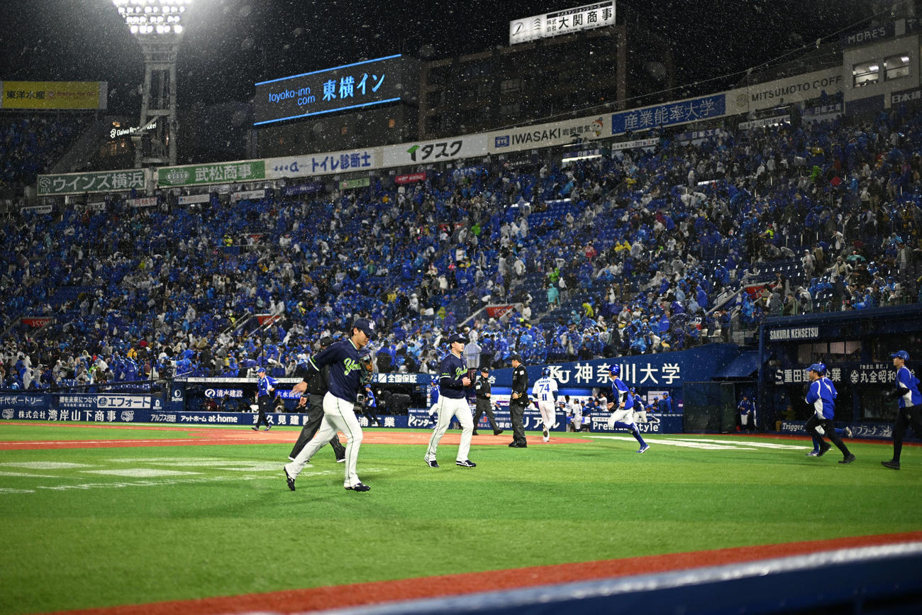 DeNA対ヤクルト　3回、雨で試合が中断し引き揚げる選手たち（撮影・滝沢徹郎）