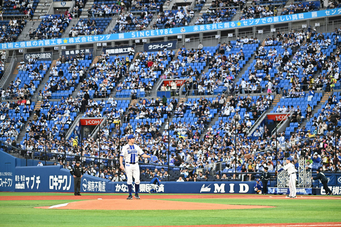 DeNA対ヤクルト　試合に臨むDeNA先発のバウアー（撮影・滝沢徹郎）