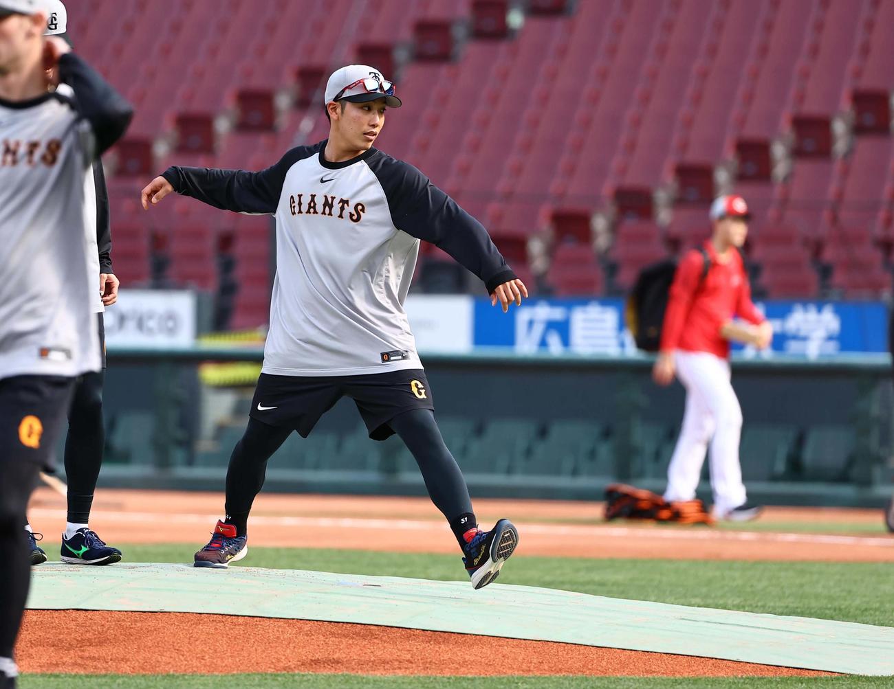 広島対巨人　マツダスタジアムのマウンドを確認する赤星（撮影・上田博志）