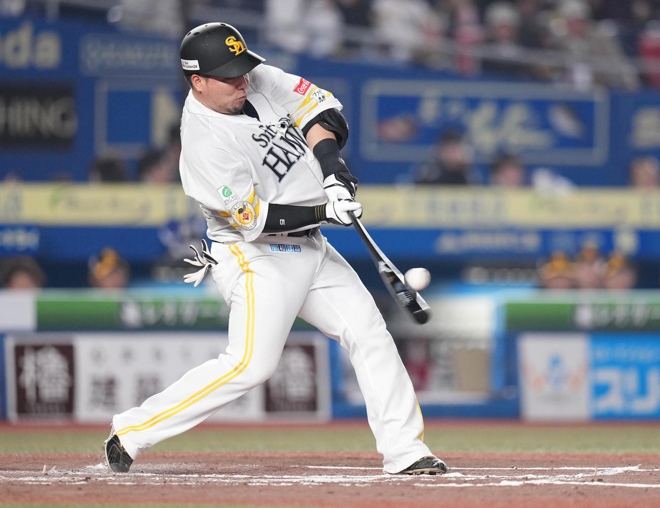 ロッテ対ソフトバンク　4回表ソフトバンク1死、左越えソロ本塁打を放つ山川（撮影・鈴木みどり）