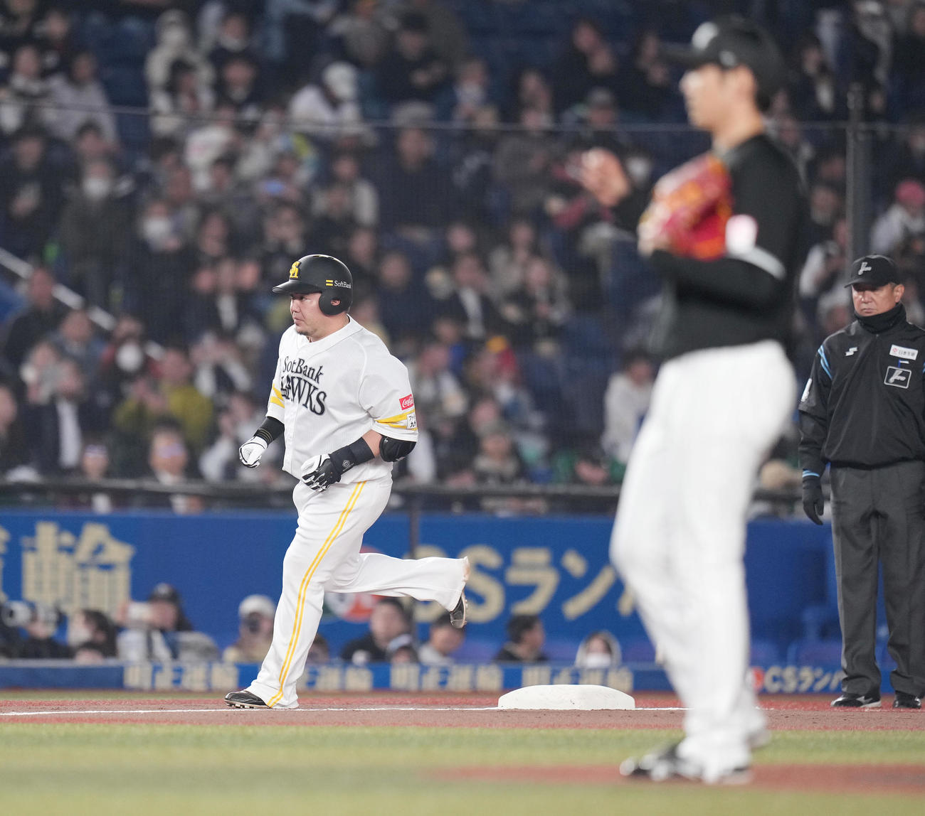 ロッテ対ソフトバンク　4回表ソフトバンク1死、左越えソロ本塁打を放ちダイヤモンドをまわる山川。右手前は石川柊（撮影・鈴木みどり）
