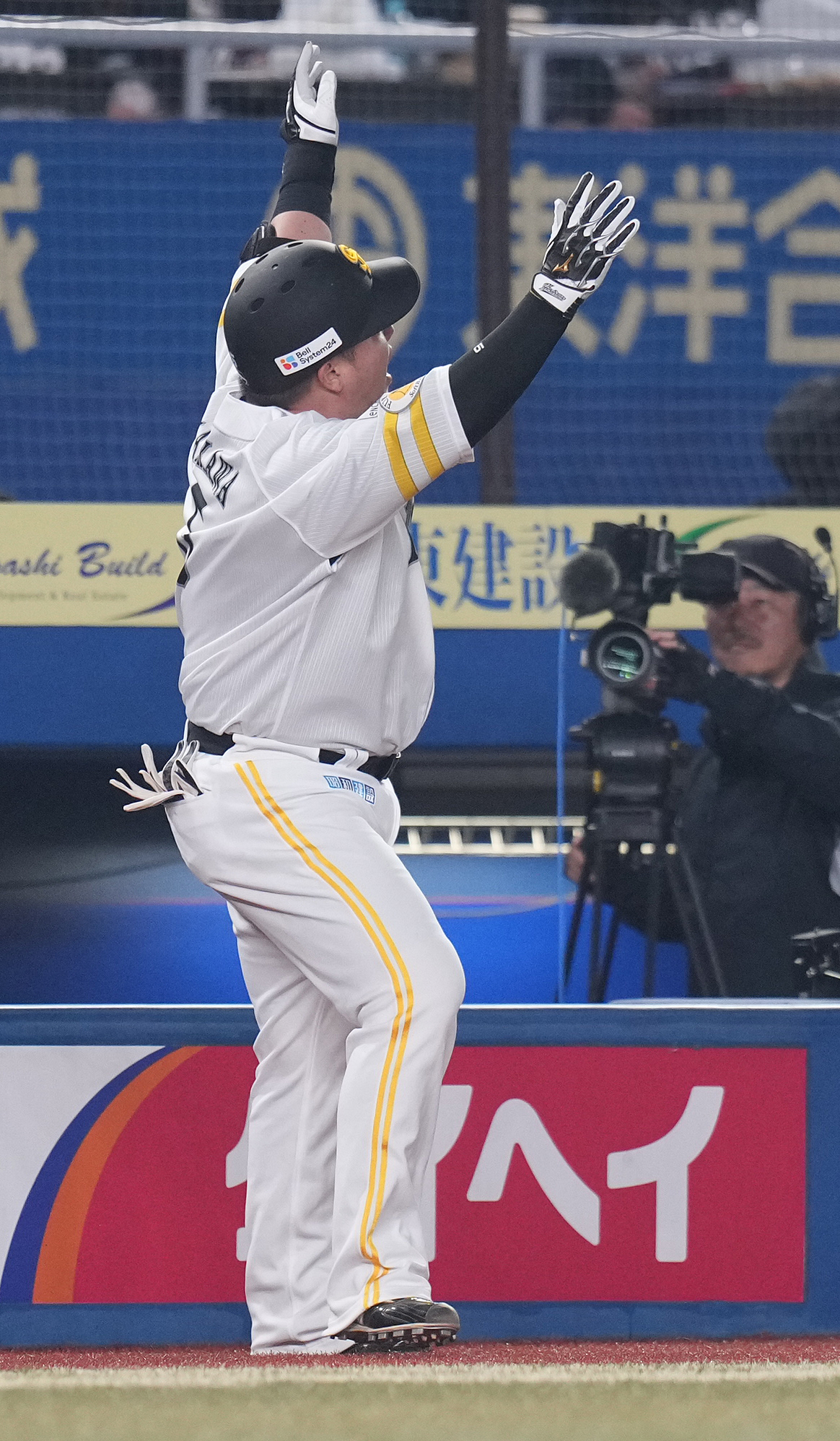ロッテ対ソフトバンク　4回表ソフトバンク1死、左越えソロ本塁打を放った山川はどすこいポーズ（撮影・鈴木みどり）
