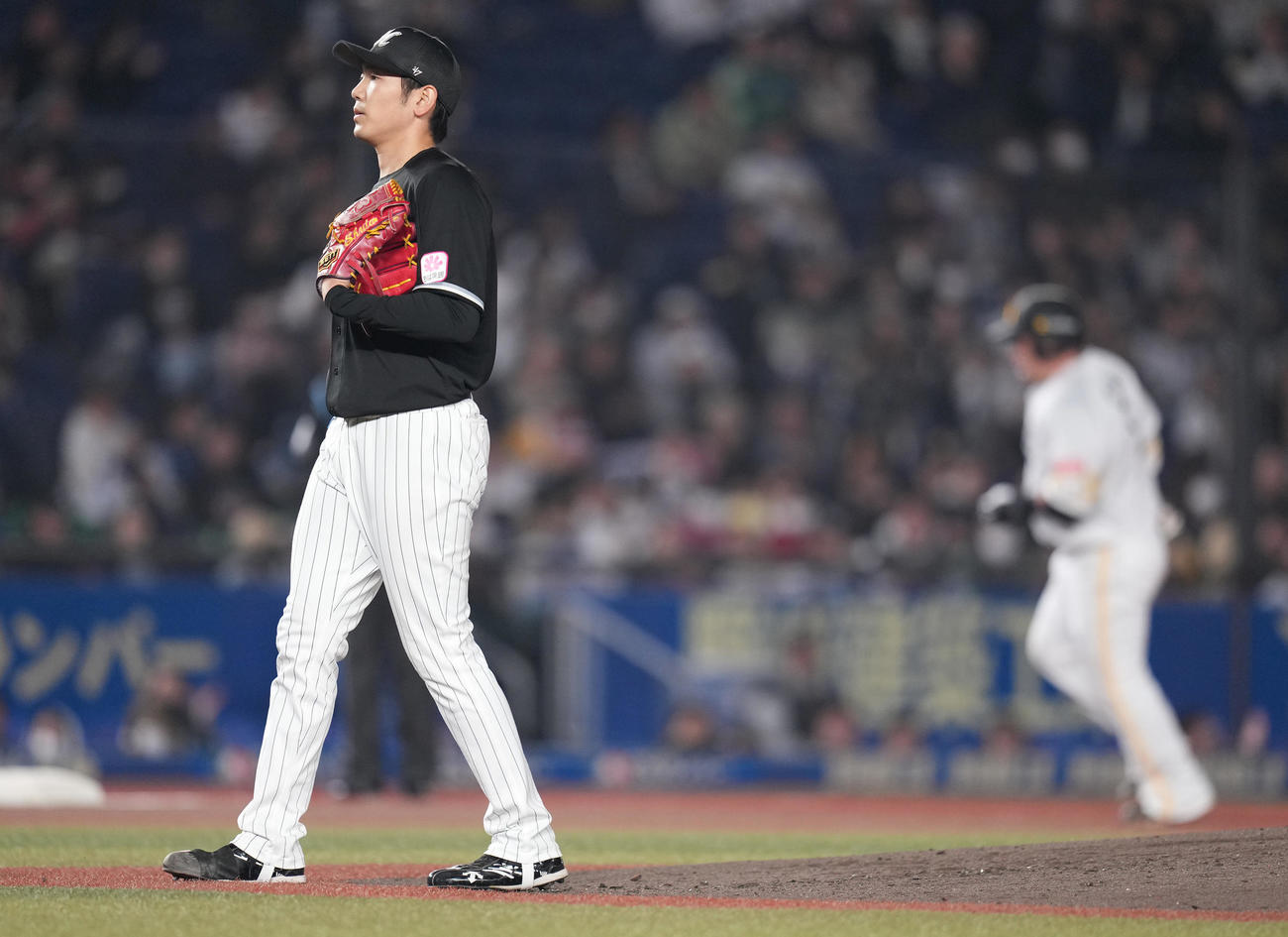 ロッテ対ソフトバンク　4回表ソフトバンク1死、山川に左越えソロ本塁打を浴び、ぼうぜんとする石川柊（撮影・鈴木みどり）