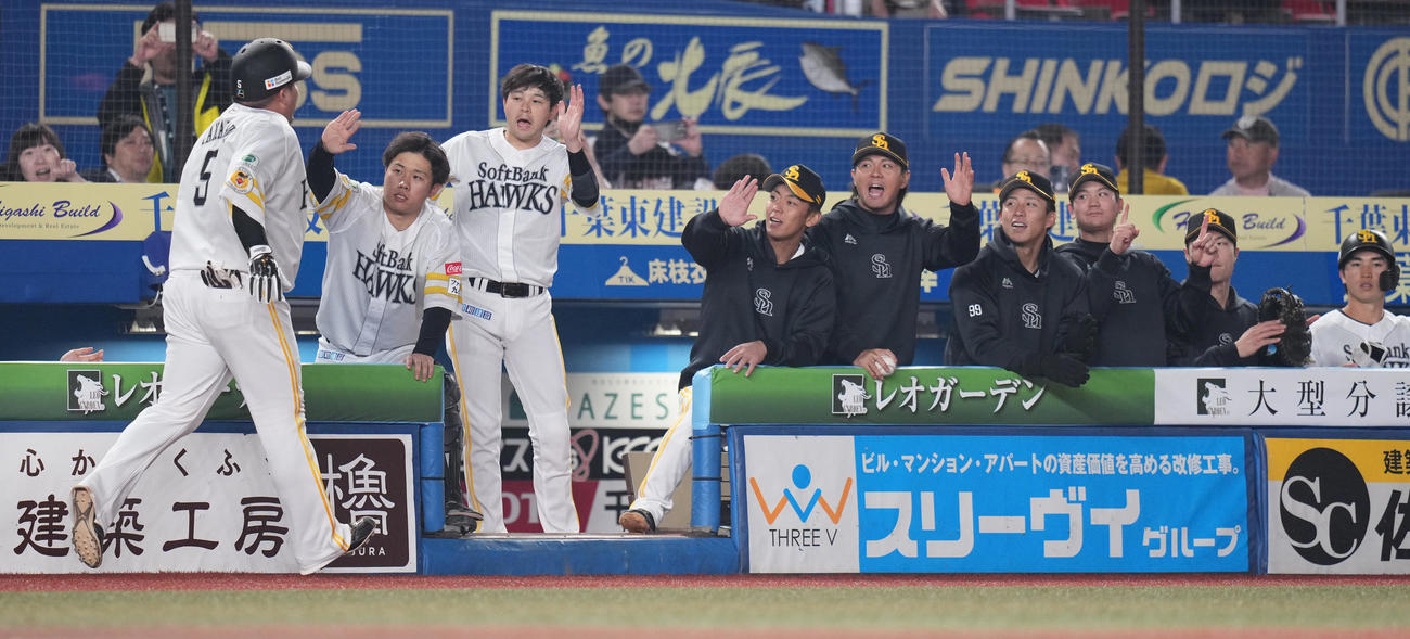 ロッテ対ソフトバンク　4回表ソフトバンク1死、左越えソロ本塁打を放った山川（左）を迎えるナイン（撮影・鈴木みどり）