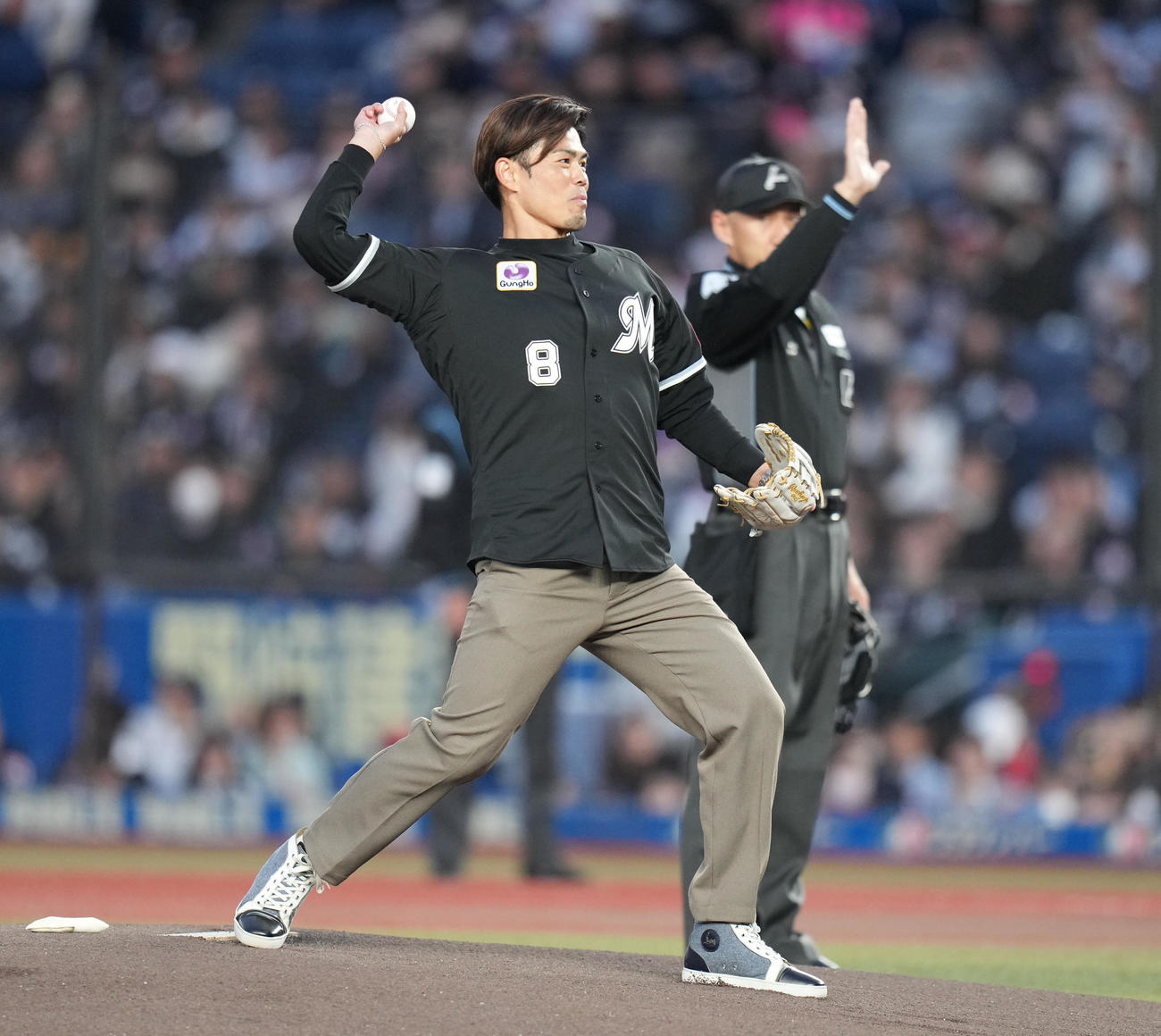 ロッテ対ソフトバンク　始球式で投球する今江敏晃氏（撮影・鈴木みどり）