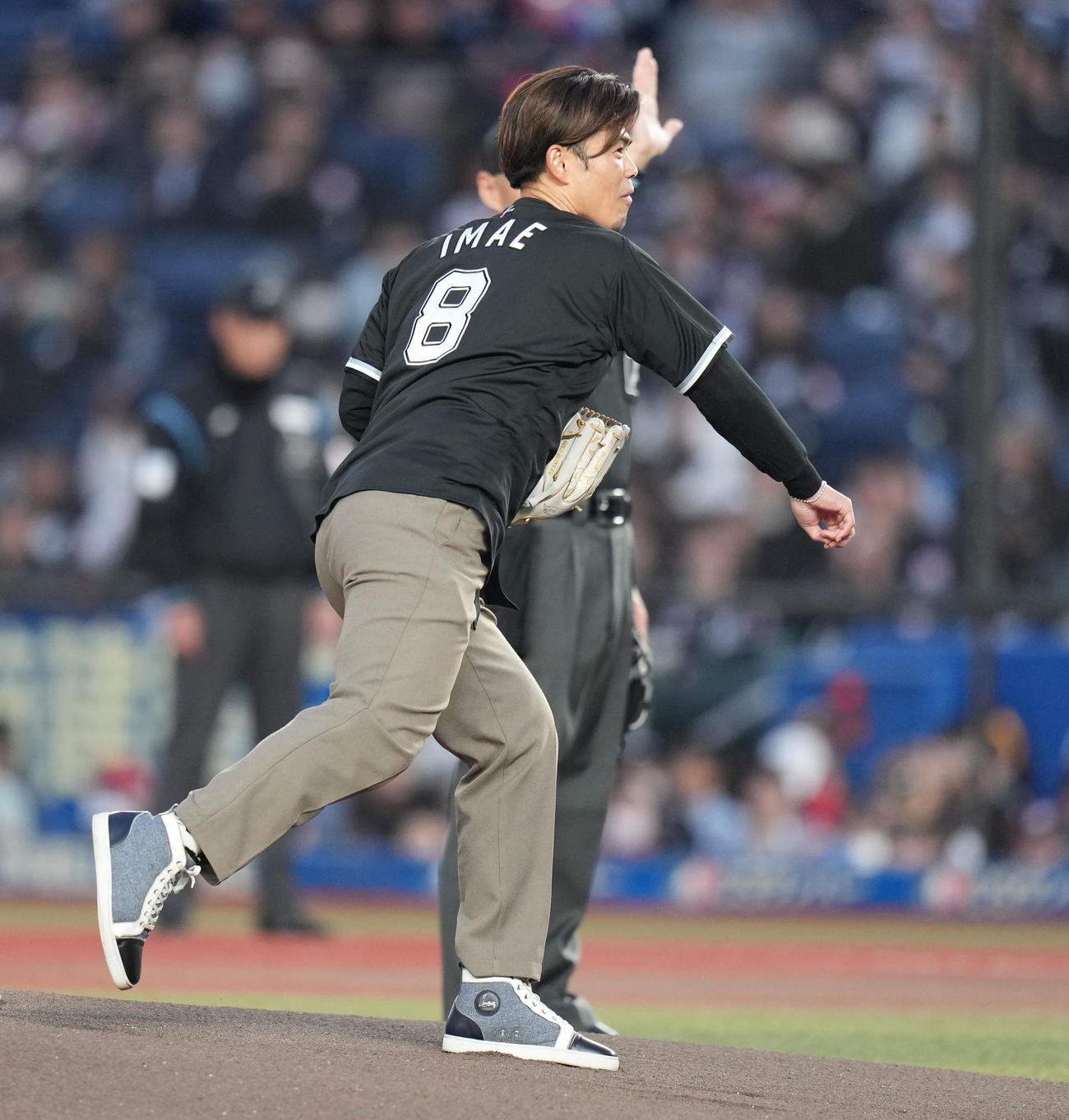 ロッテ対ソフトバンク　始球式で投球する今江敏晃氏（撮影・鈴木みどり）