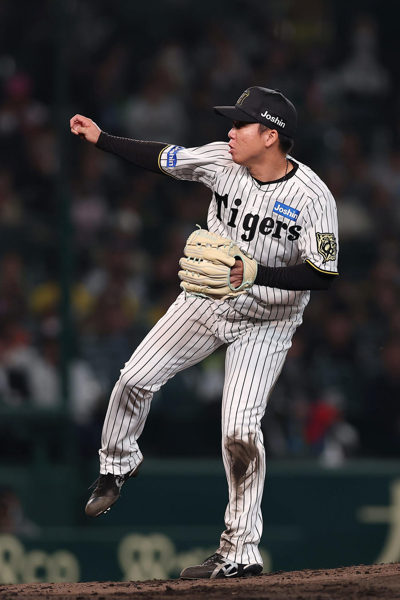 阪神対中日　力投する阪神先発の村上（撮影・前田充）
