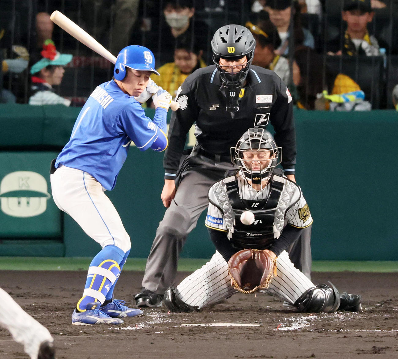 阪神対ヤ中日　3回表中日無死一塁、打者岡林の時、村上の投球が捕手坂本の防具の中へ入り込む（撮影・加藤哉）