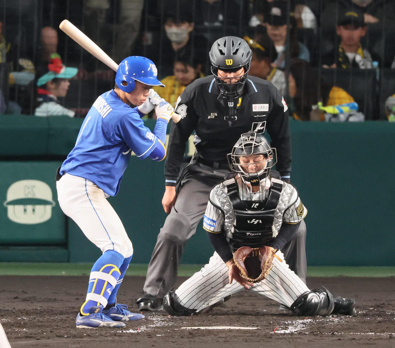 阪神対ヤ中日　3回表中日無死一塁、打者岡林の時、村上の投球が捕手坂本の防具の中へ入り込む（撮影・加藤哉）