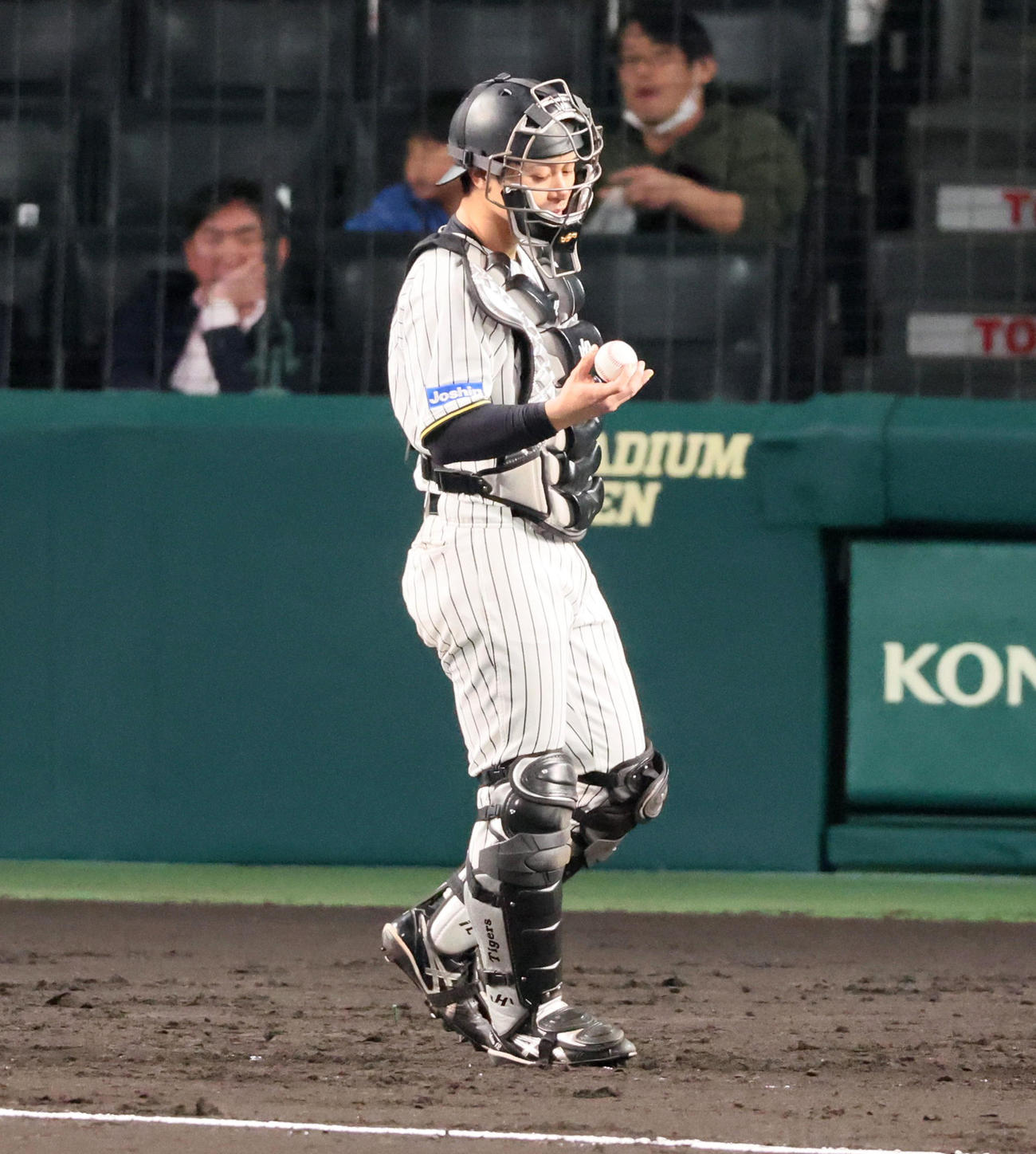 阪神対ヤ中日　3回表中日無死一塁、打者岡林の時、村上の投球が防具の中へ入り込み取り出す捕手坂本（撮影・加藤哉）