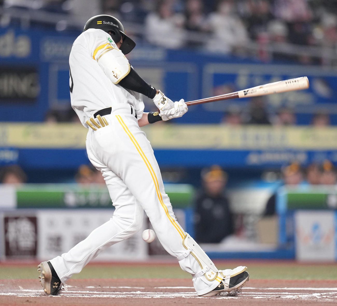 ロッテ対ソフトバンク　6回表ソフトバンク1死、自打球が当たる柳田（撮影・鈴木みどり）