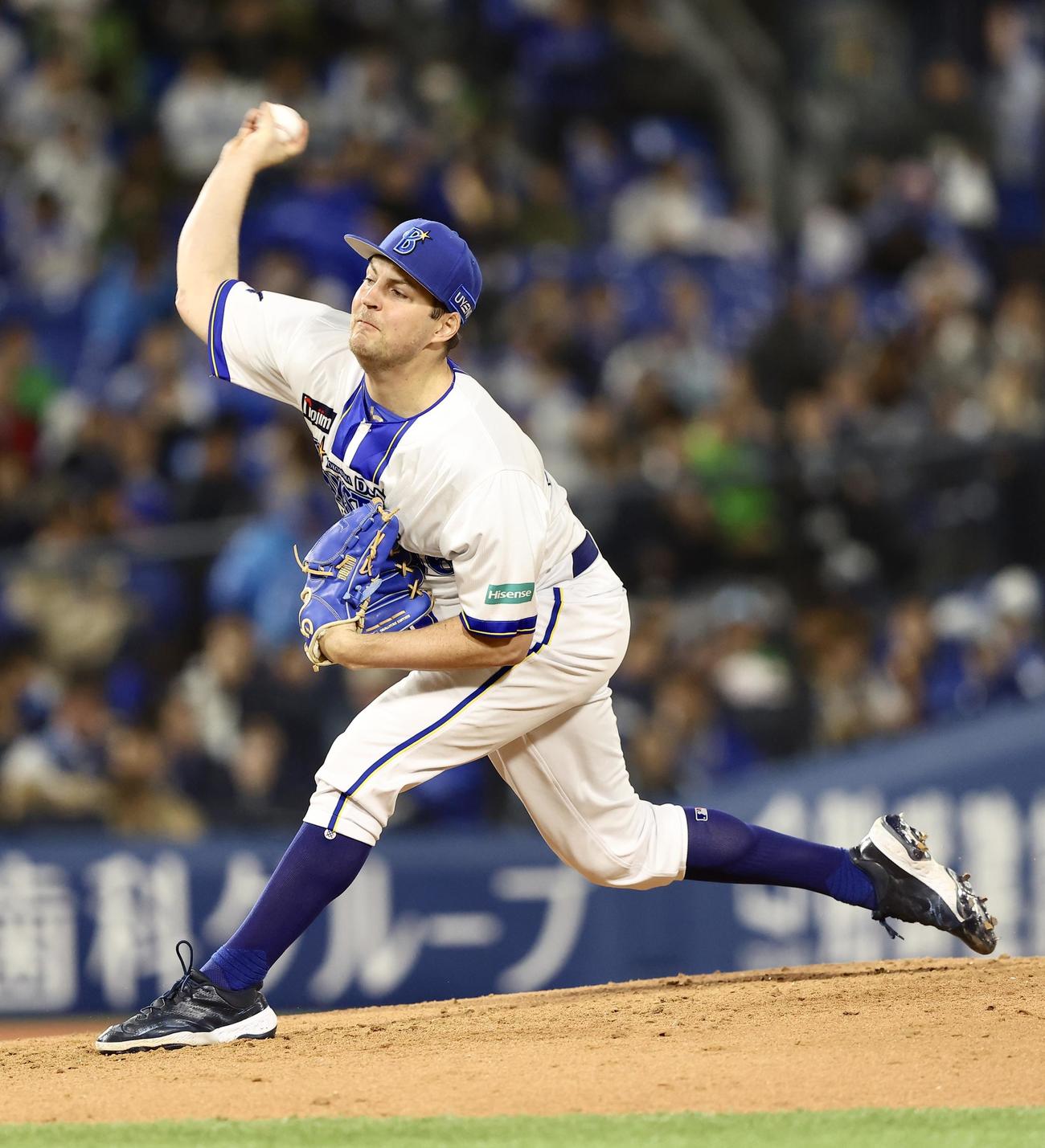 DeNA対ヤクルト　3回表、力投するバウアー（撮影・河田真司）