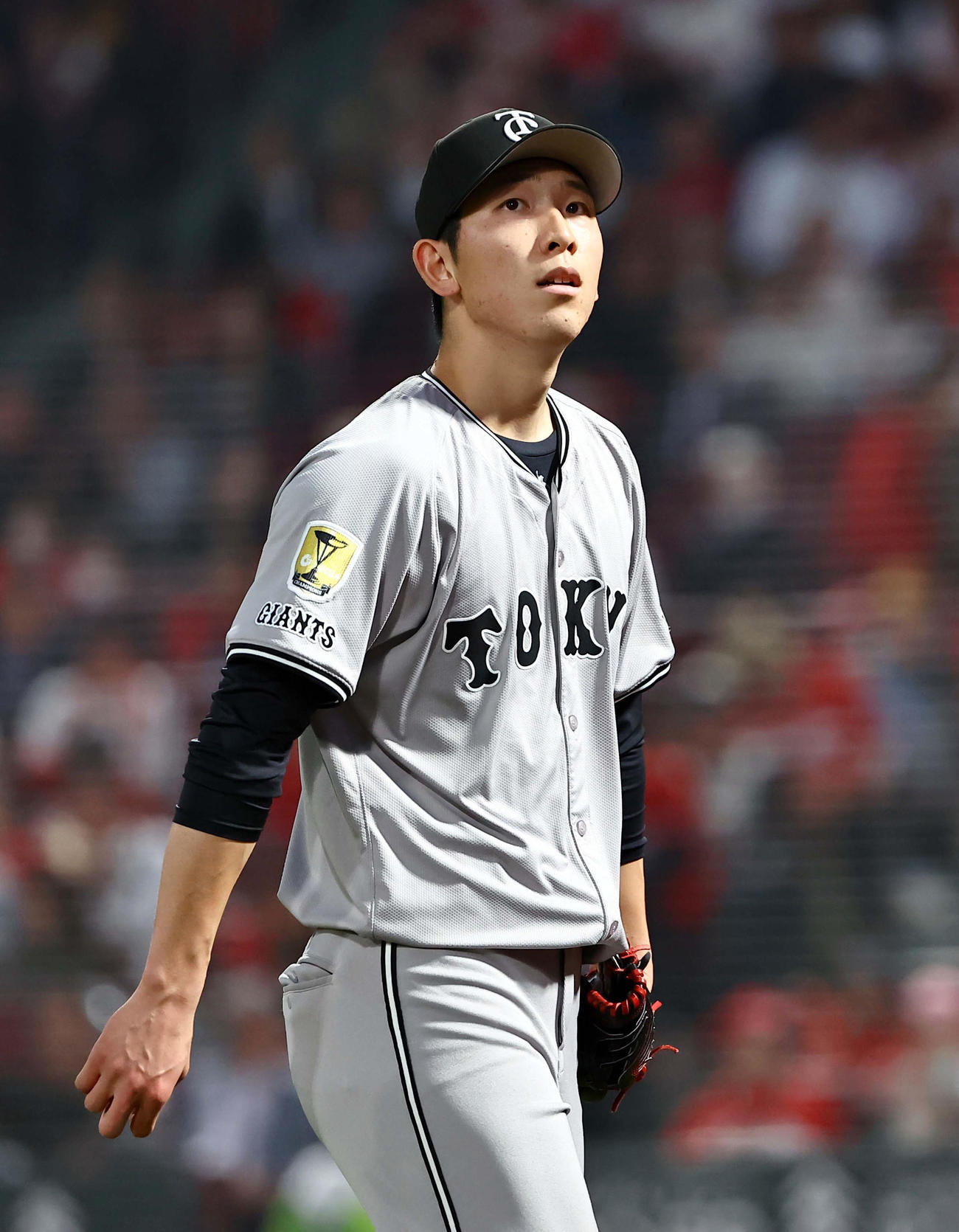 広島対巨人　2回、3失点で逆転を許した戸郷はベンチへ引き揚げる（撮影・上田博志）