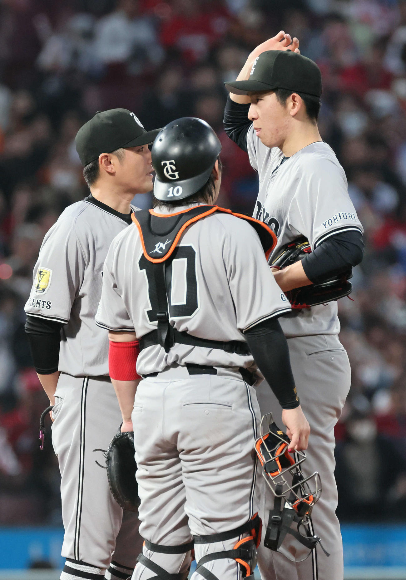 広島対巨人　2回裏広島2死一、二塁、逆転を許した戸郷（右）（撮影・加藤孝規）