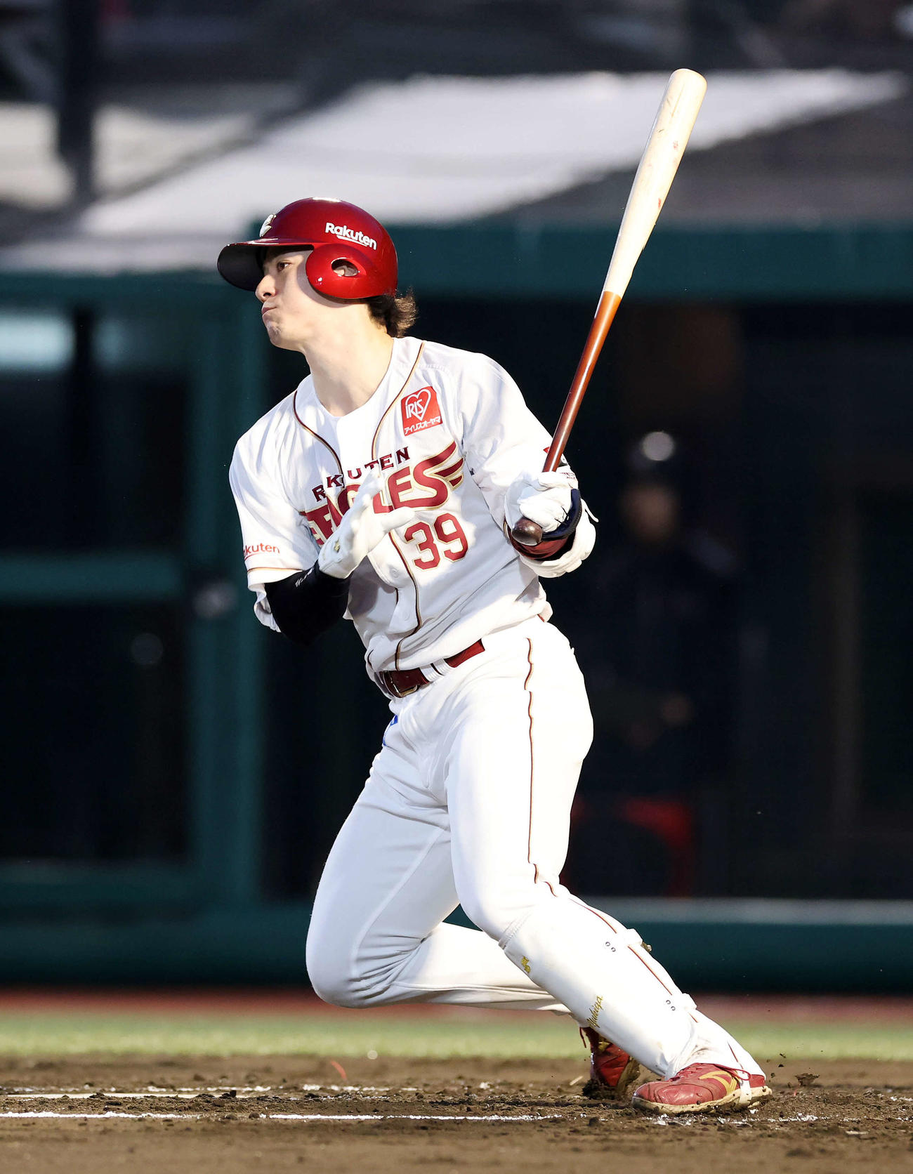 楽天対オリックス　1回裏楽天無死、伊藤は左前打を放つ（撮影・鈴木正人）　