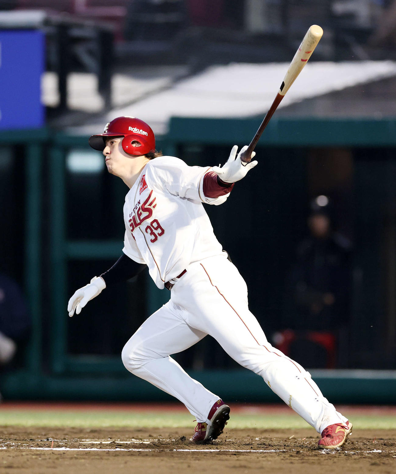 楽天対オリックス　1回裏楽天無死、伊藤は左前打を放つ（撮影・鈴木正人）　