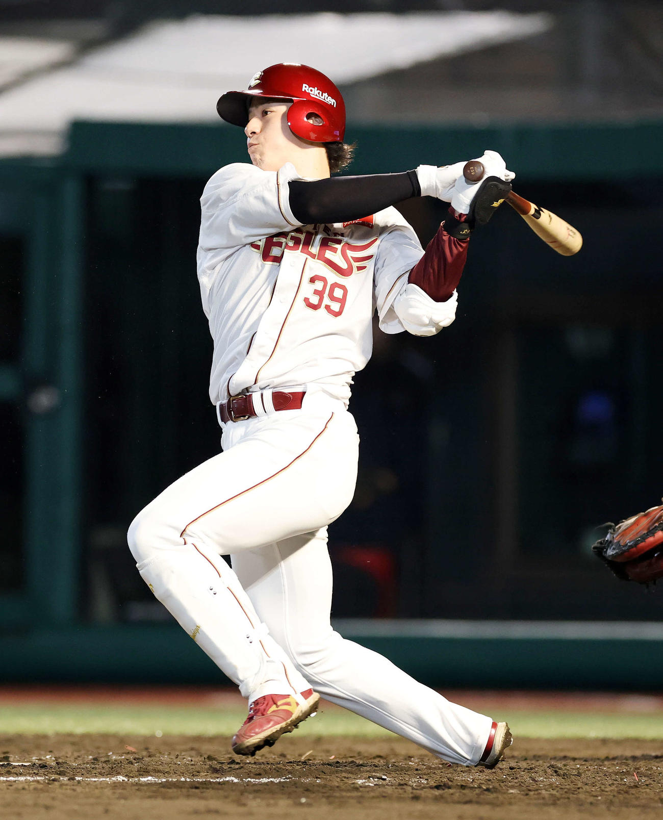 楽天対オリックス　1回裏楽天1死、伊藤は左前打を放つ（撮影・鈴木正人）　