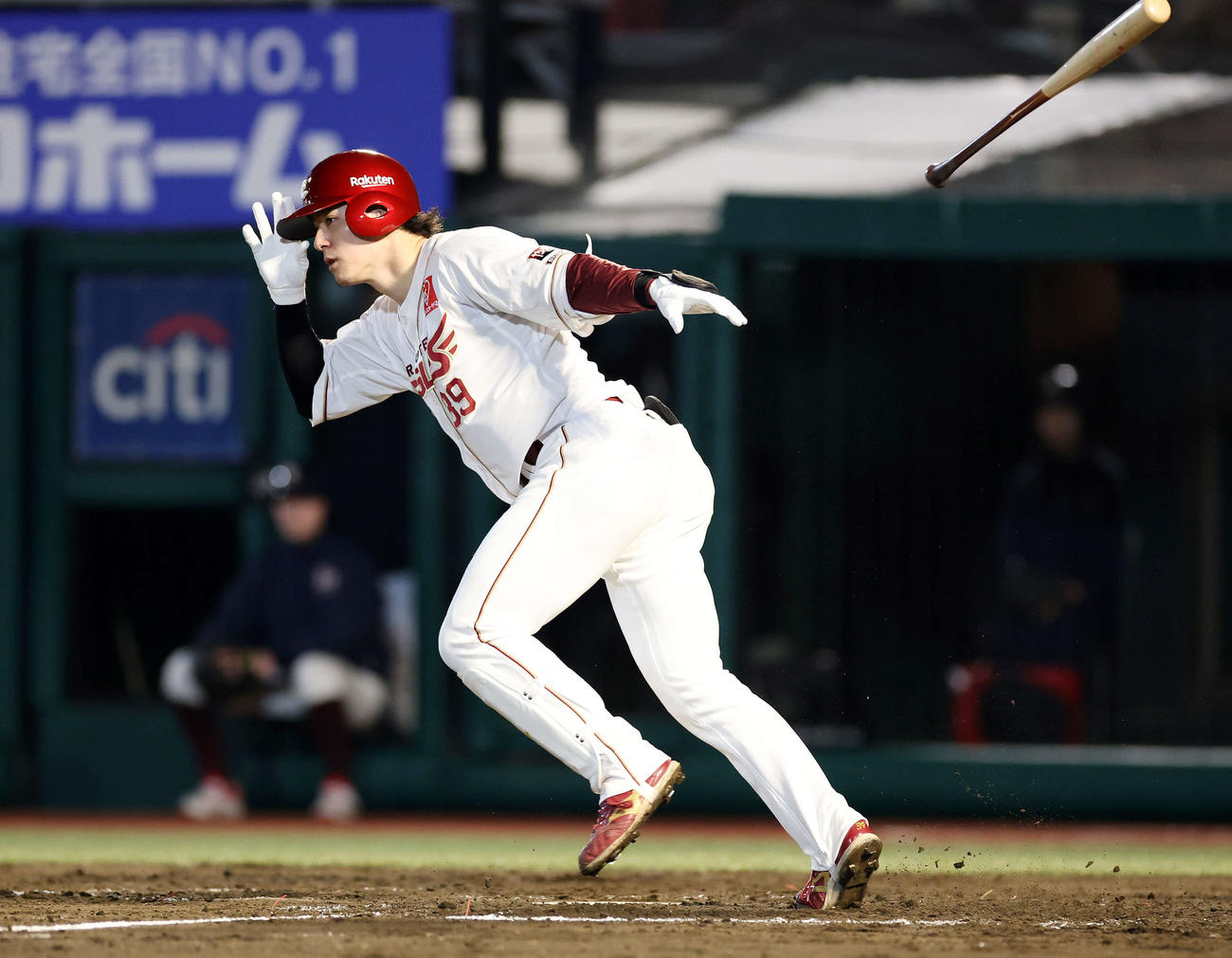 楽天対オリックス　1回裏楽天1死、伊藤は左前打を放つ（撮影・鈴木正人）　