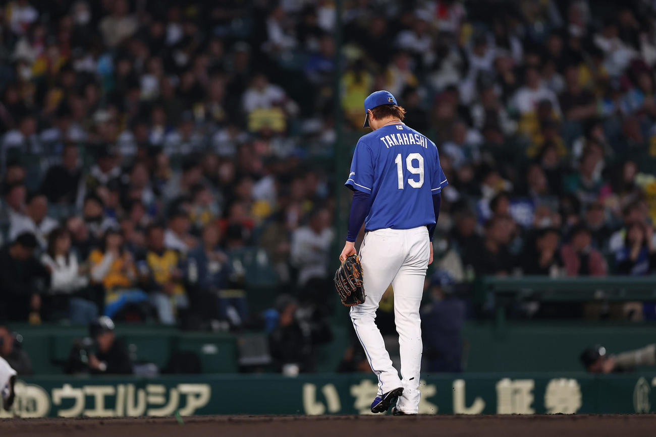 阪神対中日　1回裏を投げ終え、うつむきながらベンチへ戻る中日高橋宏（撮影・前田充）