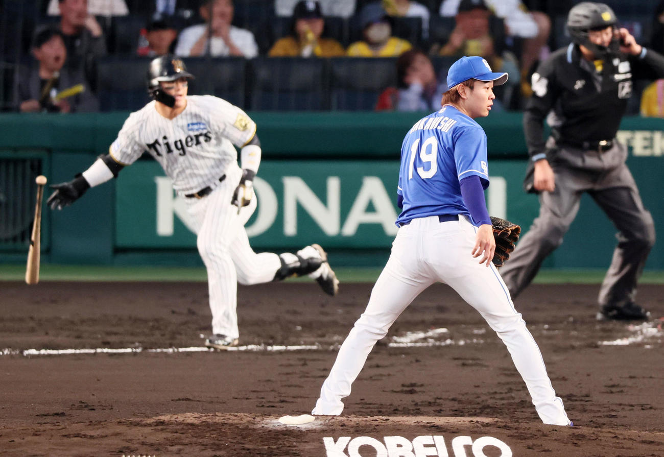 阪神対ヤ中日　1回裏阪神1死一、二塁、高橋宏は前川に左へ2点適時二塁打を打たれて勝ち越しを許す（撮影・加藤哉）