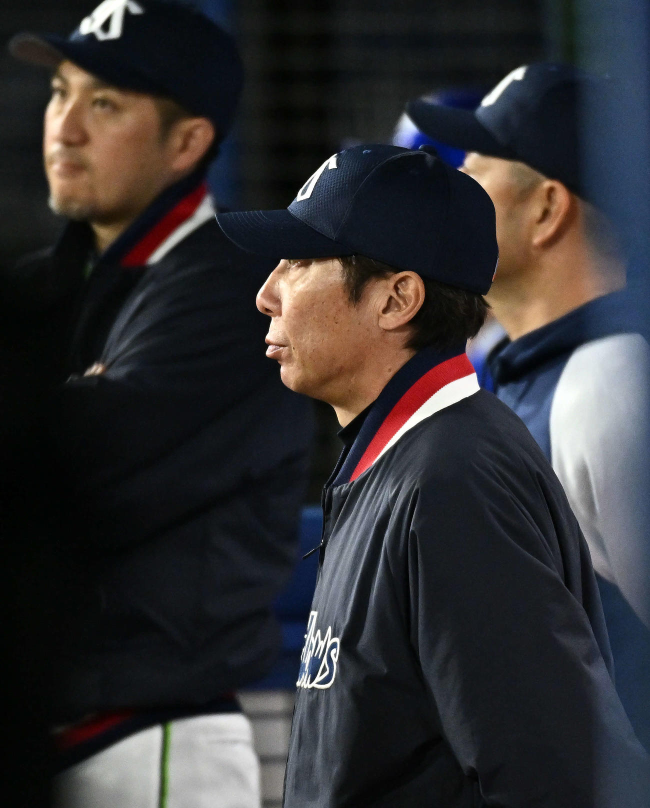 DeNA対ヤクルト　戦況を見守るヤクルト高津監督（手前）（撮影・滝沢徹郎）